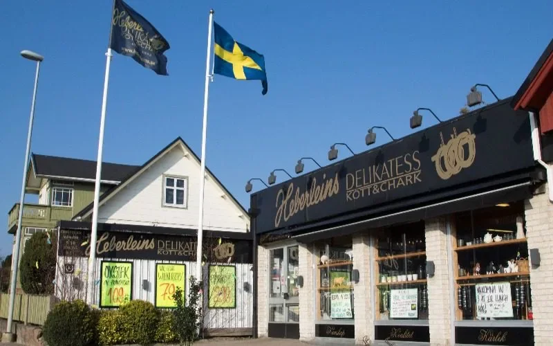 Korvar hänger i rökeriet hos Heberleins Delikatess